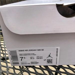 Woman Air Jordan 1 mid ochre